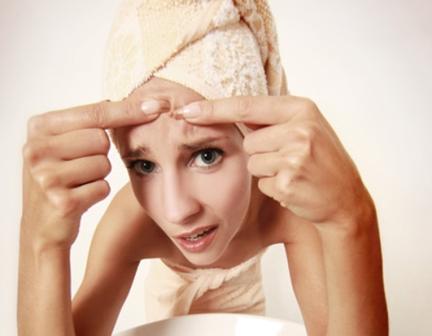 Como blanquear las manchas de pigmento y las pecas sobre la persona