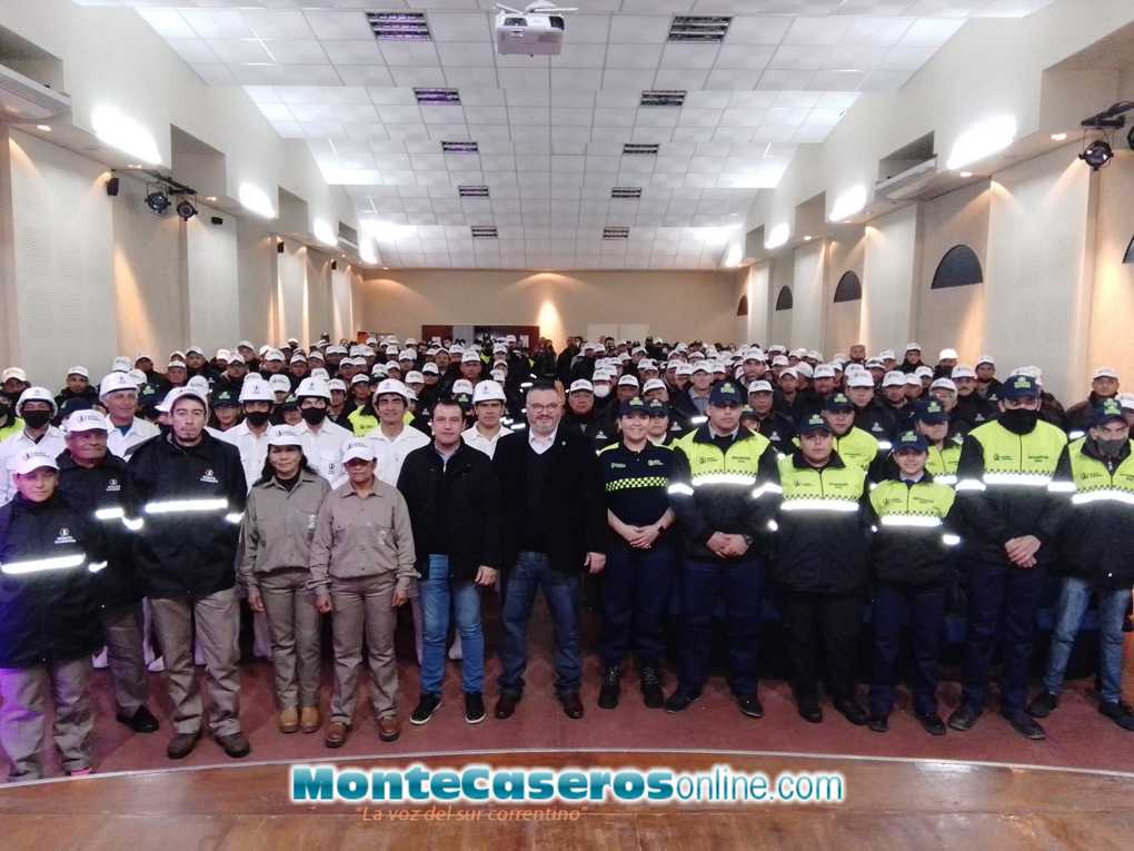 El Gobierno de la Ciudad hizo entrega de indumentarias de trabajo a ...
