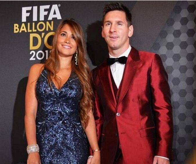 El polémico traje bordó de Lionel Messi en la entrega del Balón de Oro - MonteCaserosOnline.com Monte Caseros, Corrientes, Argentina